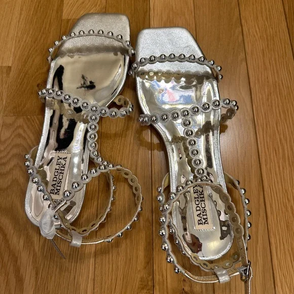 Badgley Mischka Embellished T-Strap Flat Sandals NWOT - Picture 5 of 8